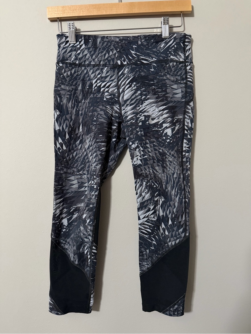 Bundle of 4 Nike DRI-Fit Leggings Women’s Small Crop Athletic Workout Running - Picture 2 of 16